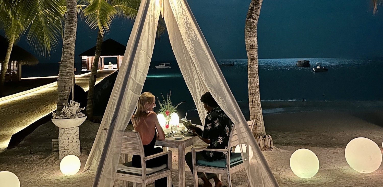 Ужин на пляже от отеля на Мальдивах Taj Coral Reef Resort & Spa