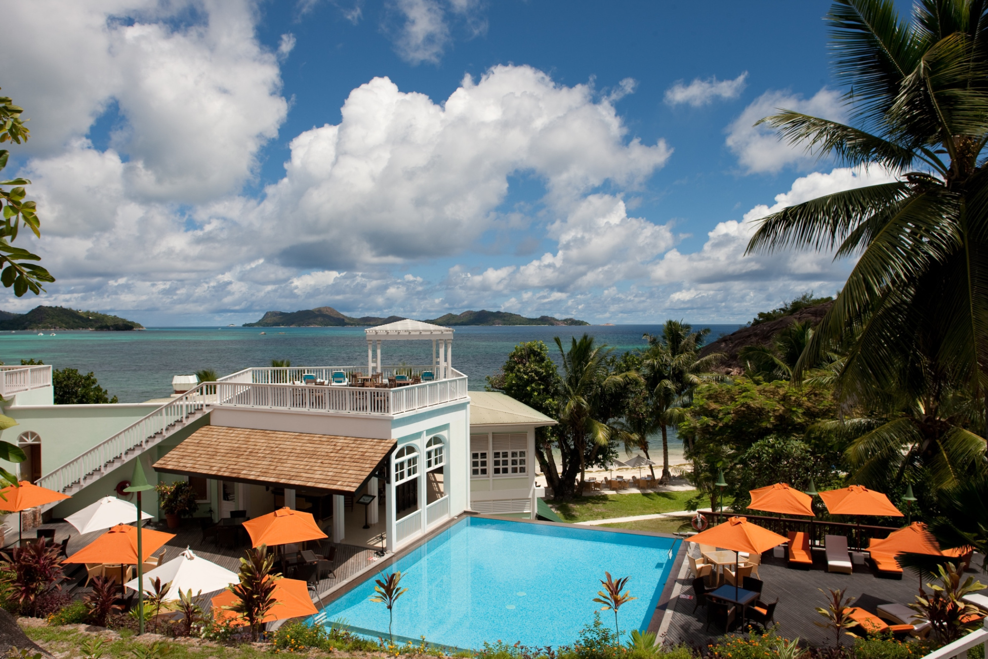 Tropical hillside. Hotel l Archipel. Hotel l'Archipel Seychelles. Праслин Сейшелы. L Archipel 4*.